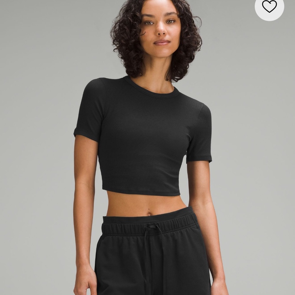 Lululemon nwt hold tight straight hem cropped tee 6 black